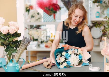 Floristin Frau machen Blumenstrauß in der Blumenboutique. Stockfoto