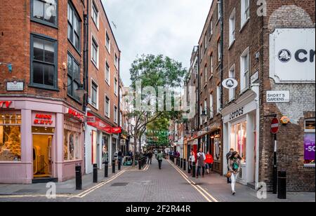 Die Kreuzung von Neal Steet und Short's Garden, in Covent Garden. Die Neal Street ist eine der vielseitigsten Einkaufsstraßen Londons. Stockfoto