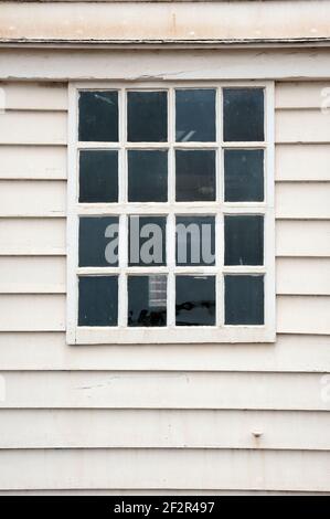 Außenansicht des Fensters im weißen Klapptafelgebäude Stockfoto
