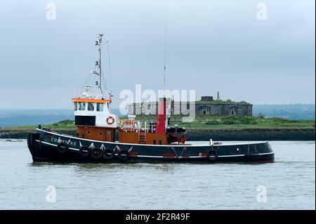 CHATHAM, KENT, UK - 22. MAI 2010: Schlepper Christine vor Darnett Fort in der River Medway Stockfoto