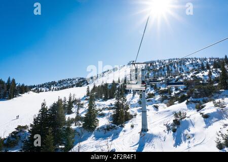 Hochkar Skigebiet in Niederösterreich im Winter. Blick auf den Sessellift an einem sehr sonnigen schönen Tag. Stockfoto