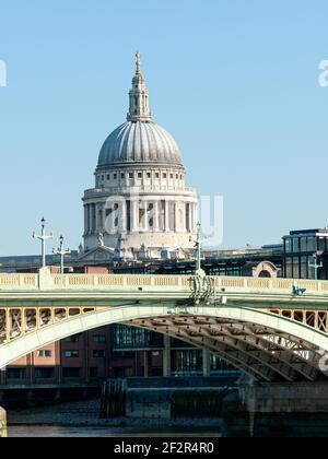 LONDON, Großbritannien - 24. MAI 2010: Die Kuppel der St Paul's Cathedral über der Southwark Bridge an der Themse Stockfoto