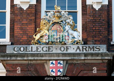 LONDON, Großbritannien - 24. MAI 2010: Wappen an der Mauer des Royal College of Arms in der Queen Victoria Street Stockfoto