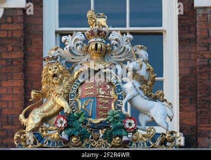 LONDON, Großbritannien - 24. MAI 2010: Wappen an der Mauer des Royal College of Arms in der Queen Victoria Street Stockfoto