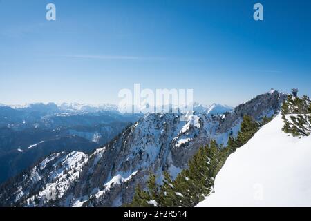 Hochkar Skigebiet in Niederösterreich im Winter. Blick auf den Radiosender an einem schönen Wintertag. Stockfoto