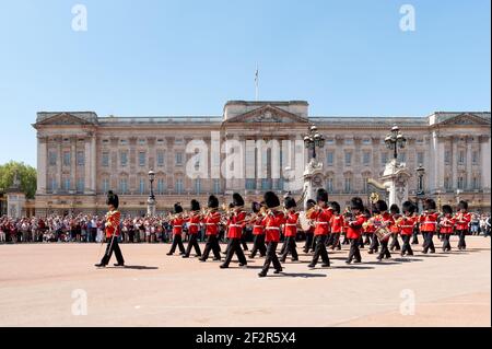 LONDON, Großbritannien - 24. MAI 2010: Band der Grenadier Guards vor dem Buckingham Palace wegen eines Wachwechsels Stockfoto