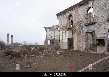 AGDAM, ASERBAIDSCHAN - 14. DEZEMBER: Ruinen des Kulturzentrums in der Stadt Agdam, das von armenischen Truppen während des ersten Berg-Karabach-Krieges am 14. Dezember 2020 in Agdam, Aserbaidschan, zerstört wurde. Die Stadt und ihre Umgebung wurden im Rahmen eines Abkommens, das den Berg-Karabach-Krieg 2020 beendete, der aserbaidschanischen Kontrolle zurückgegeben. Stockfoto