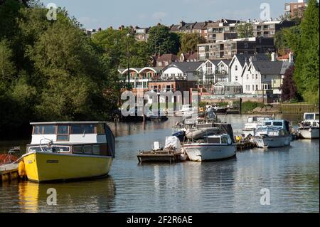 LONDON, Großbritannien - 24. MAI 2010: Boote an der Themse in Richmond upon Thames festgemacht Stockfoto