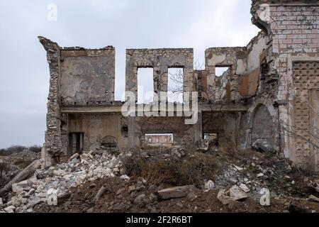 AGDAM, ASERBAIDSCHAN - 14. DEZEMBER: Ruinen eines Gebäudes in der Stadt Agdam, das von armenischen Truppen während des ersten Berg-Karabach-Krieges am 14. Dezember 2020 in Agdam, Aserbaidschan, zerstört wurde. Die Stadt und ihre Umgebung wurden im Rahmen eines Abkommens, das den Berg-Karabach-Krieg 2020 beendete, der aserbaidschanischen Kontrolle zurückgegeben. Stockfoto