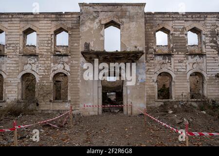 AGDAM, ASERBAIDSCHAN - 14. DEZEMBER: Ruinen des Kulturzentrums in der Stadt Agdam, das von armenischen Truppen während des ersten Berg-Karabach-Krieges am 14. Dezember 2020 in Agdam, Aserbaidschan, zerstört wurde. Die Stadt und ihre Umgebung wurden im Rahmen eines Abkommens, das den Berg-Karabach-Krieg 2020 beendete, der aserbaidschanischen Kontrolle zurückgegeben. Stockfoto