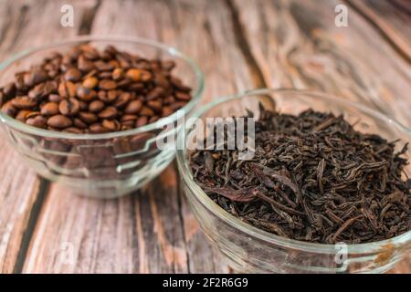 Teeblätter für Infuser und geröstete Kaffeebohnen im Glas Container Stockfoto