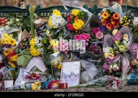 London, Großbritannien. März 2021, 13th. Fowers und Tributes für Miss Everard am Bandstand auf Clapham Common, wo sie planen, eine Mahnwache heute Abend zu inszenieren. 13th March 2021 Clapham Common, Southwest London, England, Vereinigtes Königreich Credit: Jeff Gilbert/Alamy Live News Stockfoto