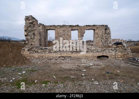 AGDAM, ASERBAIDSCHAN - 14. DEZEMBER: Ruinen eines Gebäudes in der Stadt Agdam, das von armenischen Truppen während des ersten Berg-Karabach-Krieges am 14. Dezember 2020 in Agdam, Aserbaidschan, zerstört wurde. Die Stadt und ihre Umgebung wurden im Rahmen eines Abkommens, das den Berg-Karabach-Krieg 2020 beendete, der aserbaidschanischen Kontrolle zurückgegeben. Stockfoto