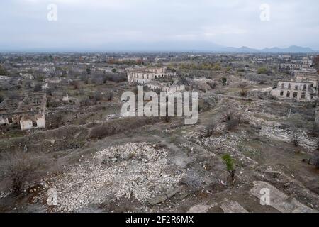 AGDAM, ASERBAIDSCHAN - DEZEMBER 14: Gesamtansicht der Stadt Agdam, die von armenischen Truppen während des ersten Berg-Karabach-Krieges am 14. Dezember 2020 in Agdam, Aserbaidschan, zerstört wurde. Die Stadt und ihre Umgebung wurden im Rahmen eines Abkommens, das den Berg-Karabach-Krieg 2020 beendete, der aserbaidschanischen Kontrolle zurückgegeben. Stockfoto