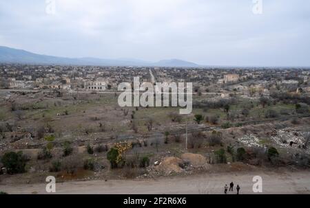 AGDAM, ASERBAIDSCHAN - DEZEMBER 14: Gesamtansicht der Stadt Agdam, die von armenischen Truppen während des ersten Berg-Karabach-Krieges am 14. Dezember 2020 in Agdam, Aserbaidschan, zerstört wurde. Die Stadt und ihre Umgebung wurden im Rahmen eines Abkommens, das den Berg-Karabach-Krieg 2020 beendete, der aserbaidschanischen Kontrolle zurückgegeben. Stockfoto