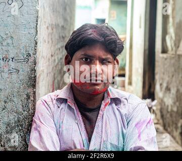 Porträt eines Mannes, der holi bei barsana auf holi feiert, mit selektivem Fokus auf das Thema und zusätzlichen Geräuschen und Körnern. Stockfoto