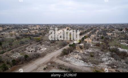 AGDAM, ASERBAIDSCHAN - DEZEMBER 14: Gesamtansicht der Stadt Agdam, die von armenischen Truppen während des ersten Berg-Karabach-Krieges am 14. Dezember 2020 in Agdam, Aserbaidschan, zerstört wurde. Die Stadt und ihre Umgebung wurden im Rahmen eines Abkommens, das den Berg-Karabach-Krieg 2020 beendete, der aserbaidschanischen Kontrolle zurückgegeben. Stockfoto