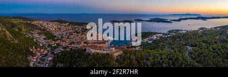 Blick auf die Inseln Hvar und Pakleni in Kroatien Stockfoto