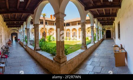 Kloster der Kirche und Kloster des Heiligen Franziskus in Pula, Kroatien Stockfoto