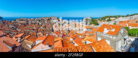 Luftaufnahme der roten Dächer der Altstadt von Dubrovnik, Kroatien Stockfoto
