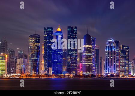 Die Skyline von Doha, Katar nach Sonnenuntergang Stockfoto