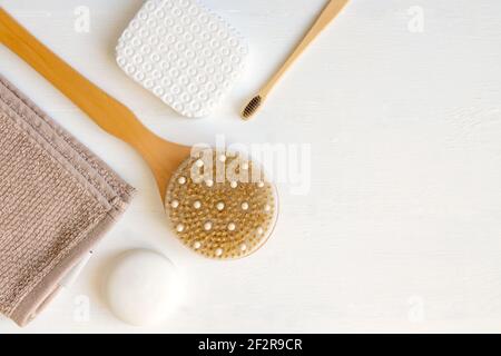 Flache Lay-Komposition mit Bade- und Hautpflegeaccessoires auf weißem Hintergrund. Stockfoto