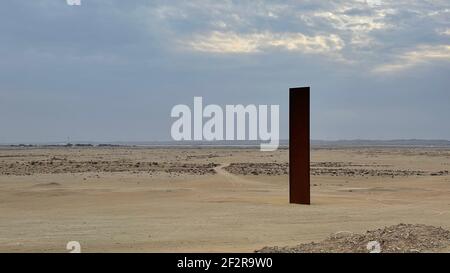 Ost-West West West-Ost Skulptur des Künstlers 'Richard Serra' in Brouq errichtet Naturschutzgebiet in der Nähe von Dorf Zikreet Stockfoto