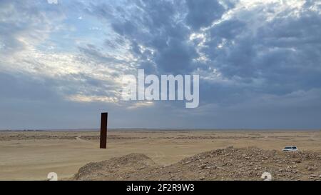 Ost-West West West-Ost Skulptur des Künstlers 'Richard Serra' in Brouq errichtet Naturschutzgebiet in der Nähe von Dorf Zikreet Stockfoto