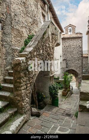 Charakteristische Architektur der Gassen von Castel Vecchio Calvisio. Provinz L'Aquila, Abruzzen, Italien, Europa Stockfoto