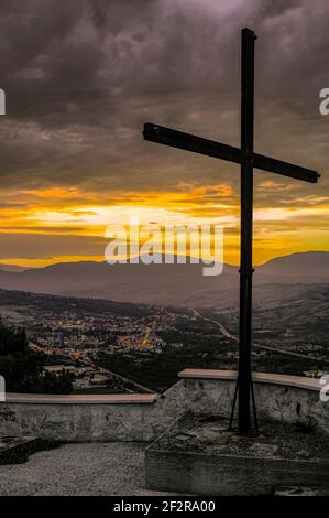 Sonnenuntergang über dem Tal, ein großes Kreuz im Vordergrund. Scafa, Provinz Pescara, Abruzzen, Italien, Europa Stockfoto