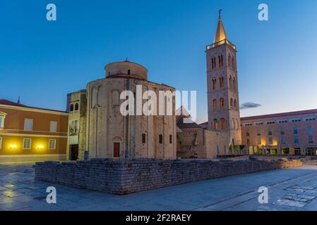 Sonnenaufgang Blick auf Glockenturm zwischen St. Donatus Kirche und St. Anastasia Kathedrale in Zadar, Kroatien Stockfoto