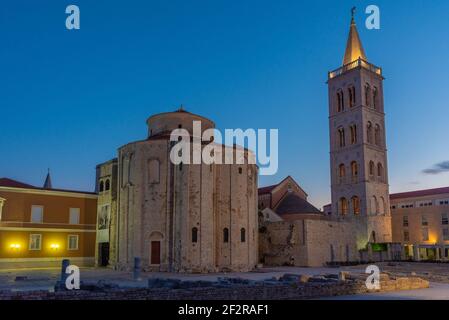 Sonnenaufgang Blick auf Glockenturm zwischen St. Donatus Kirche und St. Anastasia Kathedrale in Zadar, Kroatien Stockfoto