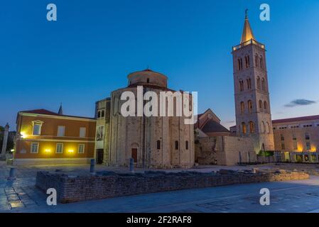 Sonnenaufgang Blick auf Glockenturm zwischen St. Donatus Kirche und St. Anastasia Kathedrale in Zadar, Kroatien Stockfoto