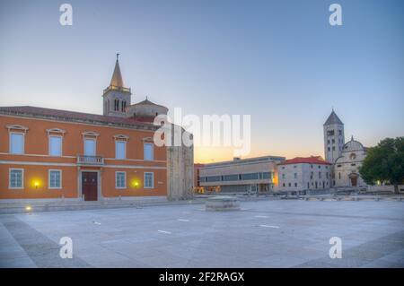 Sonnenaufgang Blick auf Zeleni trg Platz in Zadar mit St. Donatus Kirche, St. Marija Kirche und Archäologisches Museum Stockfoto