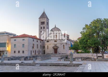 Sonnenaufgang Blick auf die Kirche der Heiligen Marija in der kroatischen Stadt Zadar Stockfoto