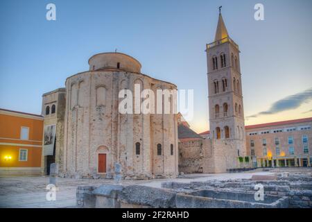Sonnenaufgang Blick auf Glockenturm zwischen St. Donatus Kirche und St. Anastasia Kathedrale in Zadar, Kroatien Stockfoto