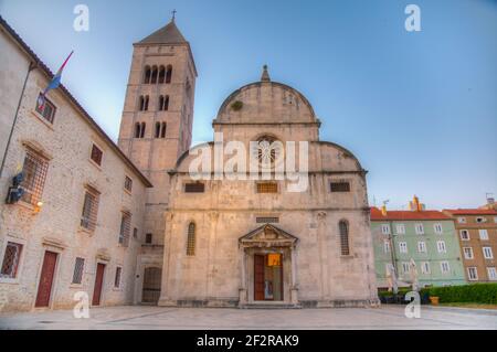 Sonnenaufgang Blick auf die Kirche der Heiligen Marija in der kroatischen Stadt Zadar Stockfoto