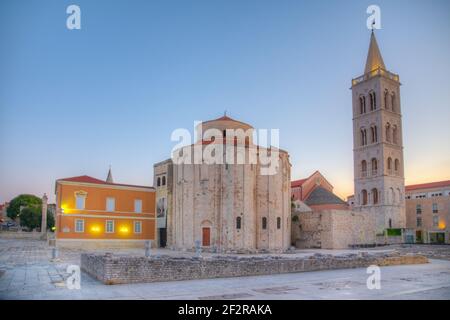Sonnenaufgang Blick auf Glockenturm zwischen St. Donatus Kirche und St. Anastasia Kathedrale in Zadar, Kroatien Stockfoto