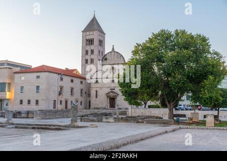 Sonnenaufgang Blick auf die Kirche der Heiligen Marija in der kroatischen Stadt Zadar Stockfoto