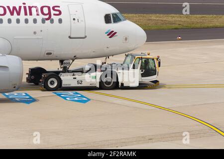 Düsseldorf, NRW, DEUTSCHLAND - 18. JUNI 2019: Eurowing-Flugzeug am Flughafen Düsseldorf Stockfoto