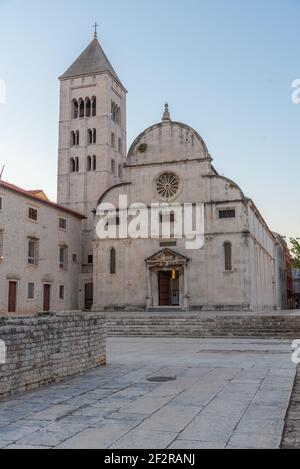 Sonnenaufgang Blick auf die Kirche der Heiligen Marija in der kroatischen Stadt Zadar Stockfoto