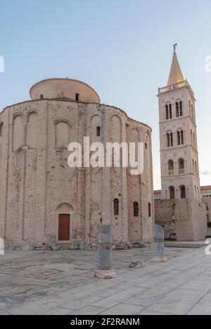 Sonnenaufgang Blick auf Glockenturm zwischen St. Donatus Kirche und St. Anastasia Kathedrale in Zadar, Kroatien Stockfoto