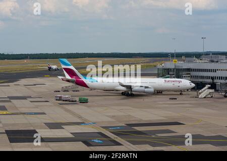 Düsseldorf, NRW, DEUTSCHLAND - 18. JUNI 2019: Eurowing-Flugzeug am Flughafen Düsseldorf Stockfoto