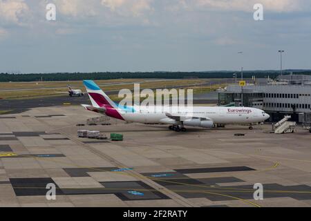 Düsseldorf, NRW, DEUTSCHLAND - 18. JUNI 2019: Eurowing-Flugzeug am Flughafen Düsseldorf Stockfoto