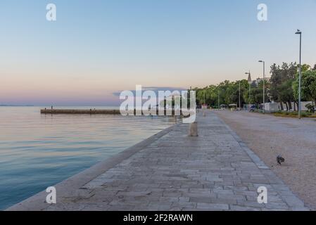 Sonnenaufgang Blick auf Riva Promenade im historischen Teil von Kroatische Stadt Zadar Stockfoto