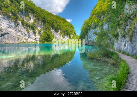 Holzsteg führt durch plitvicer Seen Nationalpark in Kroatien Stockfoto