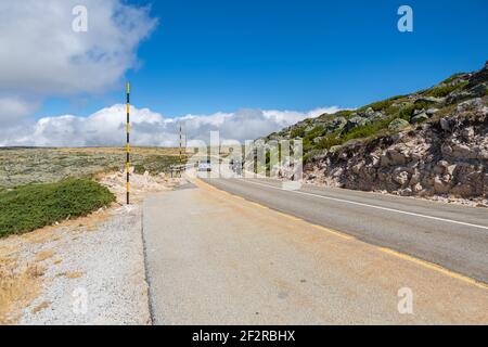 Seia / Serra da Estrela / Portugal - 08 15 2020: Blick auf die Straße bergauf im Naturpark Serra da Estrela, mit Biker auf Fahrt und Autos... Stockfoto