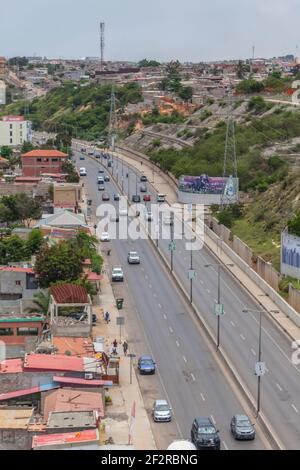 Luanda / Angola - 12/07/2020: Luftaufnahme an der Samba Straße in der Innenstadt von Luanda mit Straßen, Fahrzeugen und Gebäuden Stockfoto