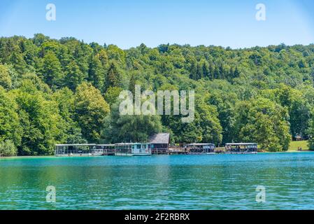 Fähren an einem Pier auf dem Kozljak See an den Plitvicer Seen Nationalpark in Kroatien Stockfoto