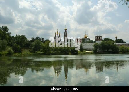 Nowodewitschy Kloster, auch bekannt als Bogoroditse-Smolenski Kloster (Blick vom See). Moskau Stockfoto